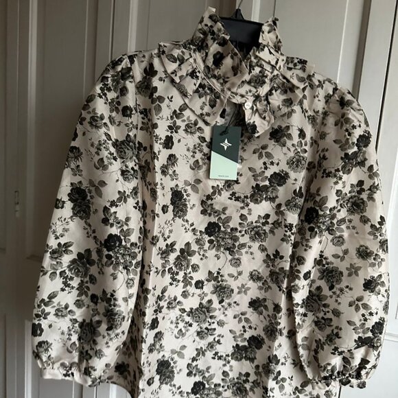 NWT TUCKERNUCK Faded Roses Bouvier Blouse Size MED, XL, XXL - Picture 4 of 4